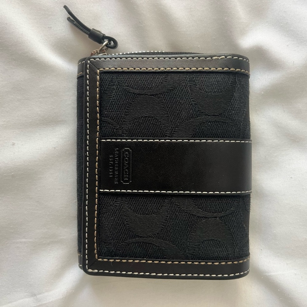 Coach Signature Wallet
Black
4.5 in x 3.5 in closed  and 7 in x 4.5 in open